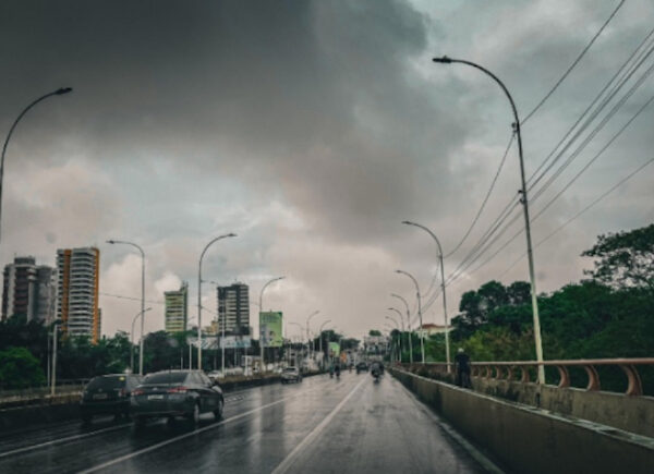 Teresina registra 15 mm de chuva em 20 minutos e Defesa Civil alerta para riscos