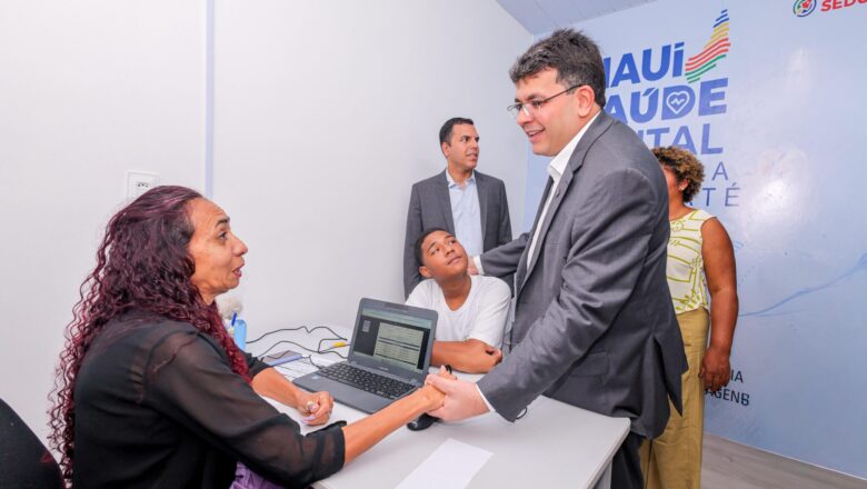 Governador entrega modernização de escola na zona norte de Teresina e expande acesso a laboratórios, ensino técnico e tempo integral