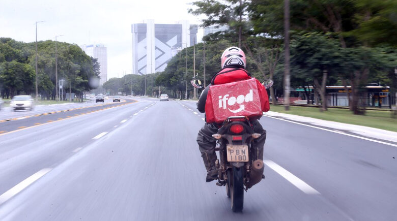 Pesquisa Quaest aponta que 71% dos brasileiros são contra taxa mínima por pedido em app