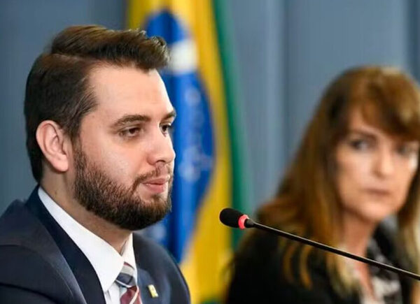 Moraes manda Filipe Martins, ex-assessor de Bolsonaro, voltar para presídio no Paraná