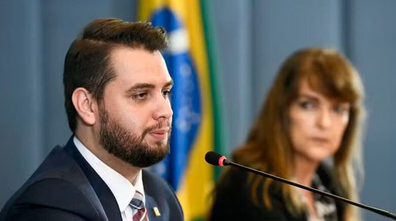 Moraes manda Filipe Martins, ex-assessor de Bolsonaro, voltar para presídio no Paraná