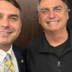 Flávio Bolsonaro passa a integrar defesa de Jair Bolsonaro no STF após pedido de ex-presidente