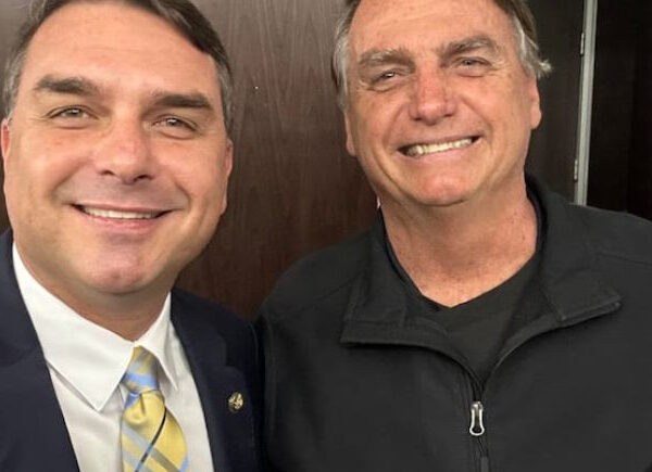 Flávio Bolsonaro passa a integrar defesa de Jair Bolsonaro no STF após pedido de ex-presidente