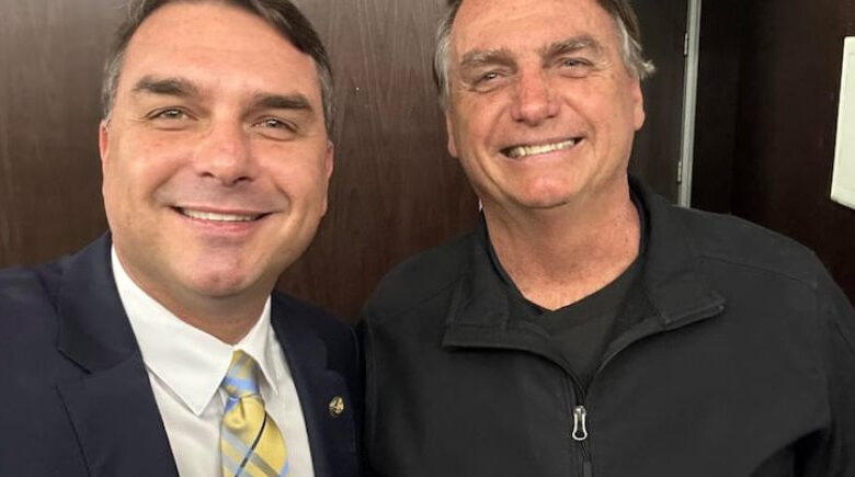 Flávio Bolsonaro passa a integrar defesa de Jair Bolsonaro no STF após pedido de ex-presidente