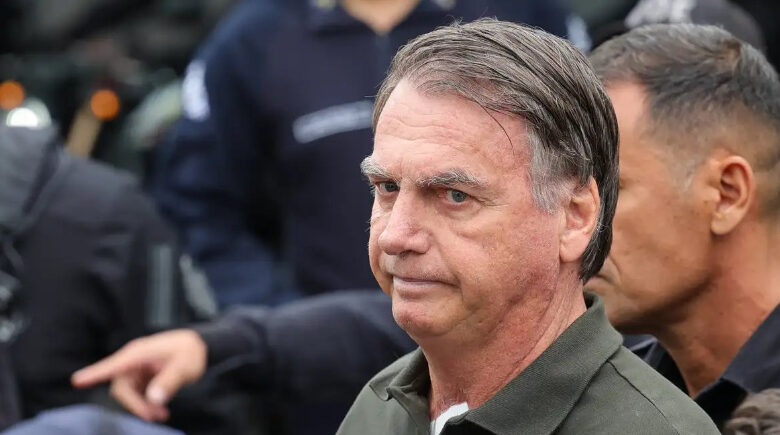 Alexandre de Moraes manda defesa de Bolsonaro explicar fala do filho Eduardo