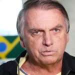 Bolsonaro recebe alta, coloca tornozeleira e segue para prisão domiciliar temporária