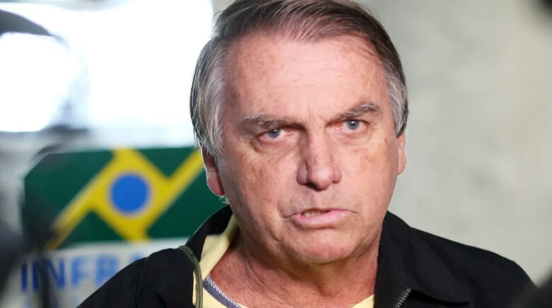 Bolsonaro recebe alta, coloca tornozeleira e segue para prisão domiciliar temporária