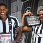 Júnior Santos retorna ao Botafogo e inicia terceira passagem pelo clube