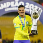 Lateral Alex Sandro é cortado, e Kaiki, do Cruzeiro, é convocado para a Seleção