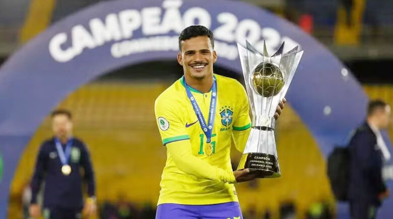 Lateral Alex Sandro é cortado, e Kaiki, do Cruzeiro, é convocado para a Seleção