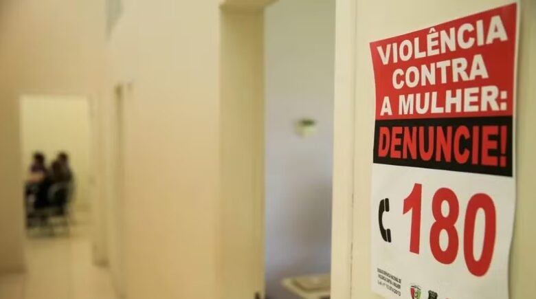 Câmara aprova PL que obriga imprensa a divulgar canais de denúncia em notícias de violência à mulher