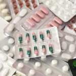 Preço de medicamentos terá reajuste de até 2,47% em 2026; entenda os critérios