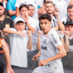 Santos e Corinthians empatam clássico na Vila com gols de Memphis e Gabigol