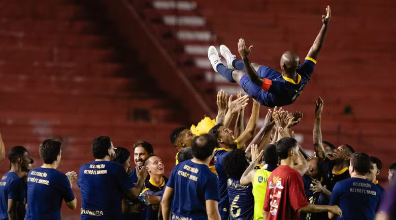 Vágner Love se despede do futebol com gol em vitória do Retrô