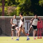 Vini Jr e Mbappé marcam, Real Madrid vence Alavés, mas Militão preocupa