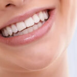 Descubra 4 alimentos que ajudam a deixar os dentes mais brancos de forma natural