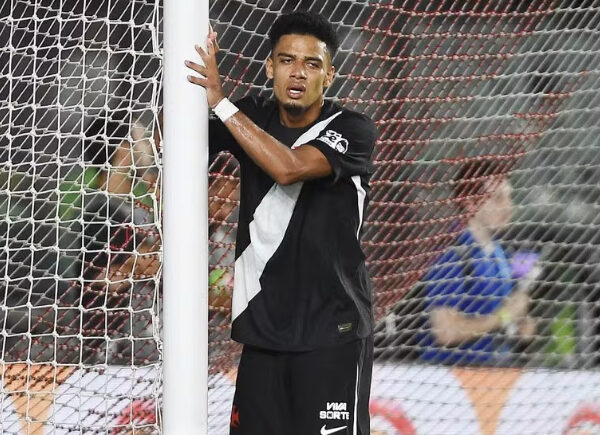 Lesão de atacante vira preocupação no Vasco em meio ao Campeonato Brasileiro