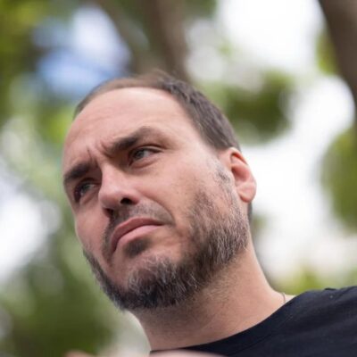 Carlos Bolsonaro anuncia pré-candidatura ao Senado em SC