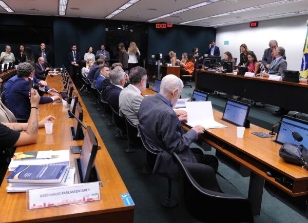 CCJ da Câmara dá aval à proposta que acaba com a escala 6×1