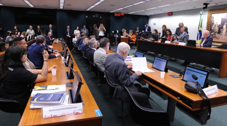CCJ da Câmara dá aval à proposta que acaba com a escala 6×1