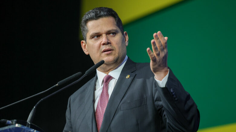 Alcolumbre marca para dia 30 análise de veto a projeto que reduz pena de Bolsonaro