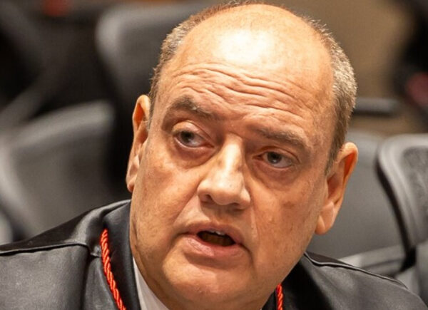 Governador em exercício do RJ exonera 459 com economia de R$ 10 milhões por mês