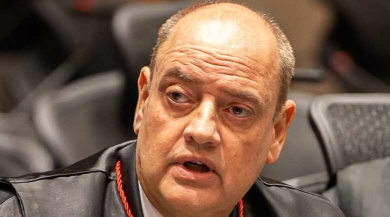 Governador em exercício do RJ exonera 459 com economia de R$ 10 milhões por mês