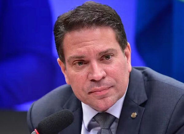 Ex-deputado Alexandre Ramagem deixa a prisão nos Estados Unidos