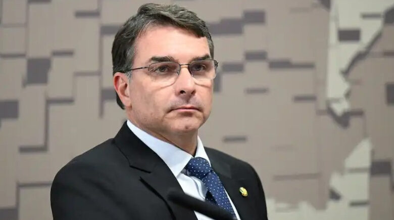 Flávio Bolsonaro processa X após críticas; empresa cita liberdade de expressão