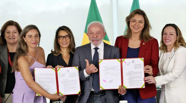 Lula sanciona três leis para ampliar combate à violência contra mulheres