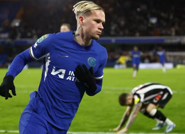 Atacante que custou R$ 400 milhões ao Chelsea é suspenso por 4 anos por doping