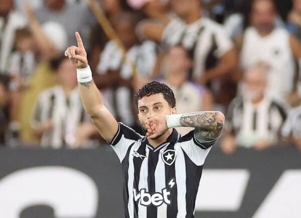 Com gol de Alex Telles no fim da partida, Botafogo vence a Chapecoense pela Copa do Brasil
