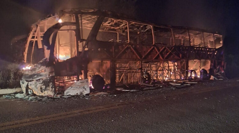 Ônibus pega fogo na BR-407 e passageiros escapam após ação rápida do motorista no Piauí