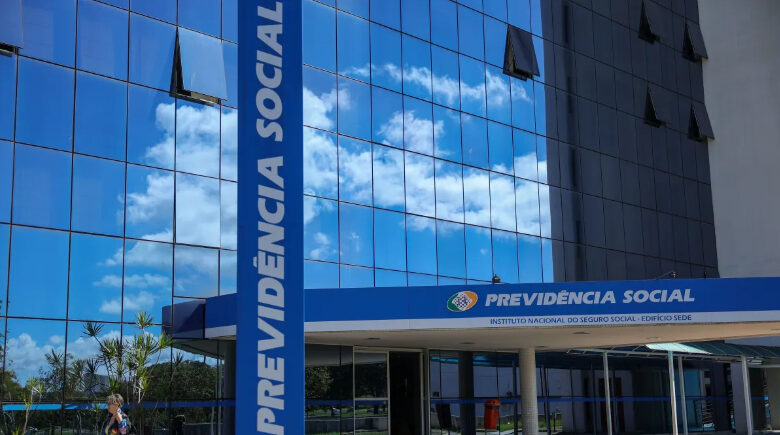 Pagamento do 13º salário antecipado inicia nesta sexta (24); veja como receber