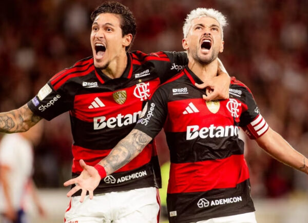 Flamengo vence Bahia e segue na perseguição à liderança do Brasileirão