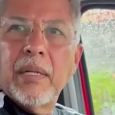 Policial que ameaçou decapitar ex-companheira a arrastou para o carro e a seguiu até a delegacia