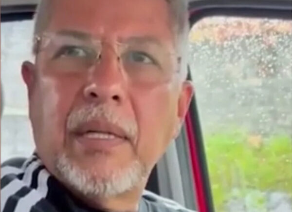 Policial que ameaçou decapitar ex-companheira a arrastou para o carro e a seguiu até a delegacia