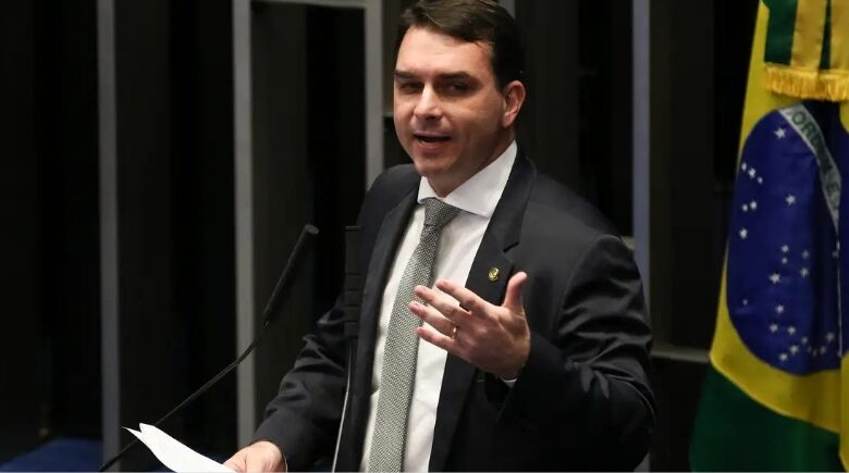 Flávio Bolsonaro diz que Lula é “mercadoria vencida” e que não irá se reeleger