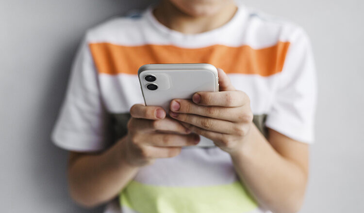 Deputado protocola projeto para proibir redes sociais para menores de 16 anos