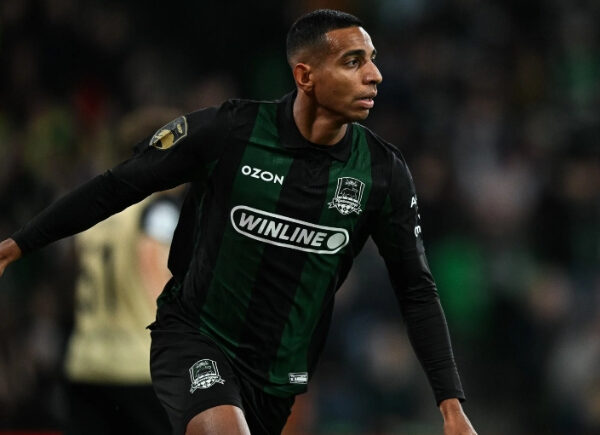 Santos retoma negociações por ex-jogador do Botafogo, que avalia retorno ao Brasil