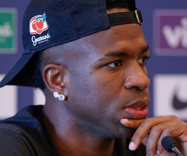 ‘Vini Jr. é horrível’, diz ex-jogador do Real Madrid e seleção holandesa