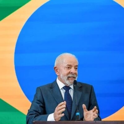 Lula diz que vai incluir estudantes do FIES em programa de renegociação