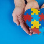 Diagnóstico adequado e psicoterapia promovem desenvolvimento de pessoas autistas