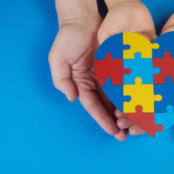 Diagnóstico adequado e psicoterapia promovem desenvolvimento de pessoas autistas