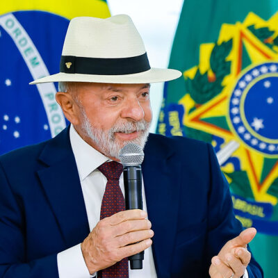Lula passa por consulta em hospital após remover lesão