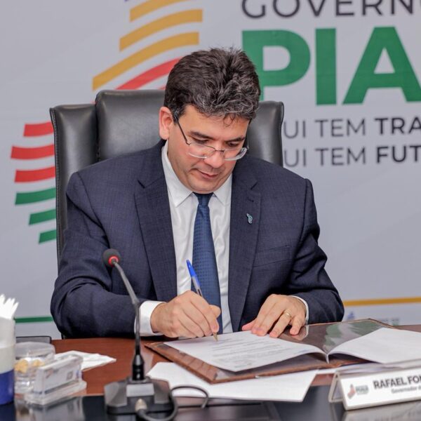 Rafael Fonteles assina ordem de serviço para execução da etapa final da Vila Olímpica de Parnaíba