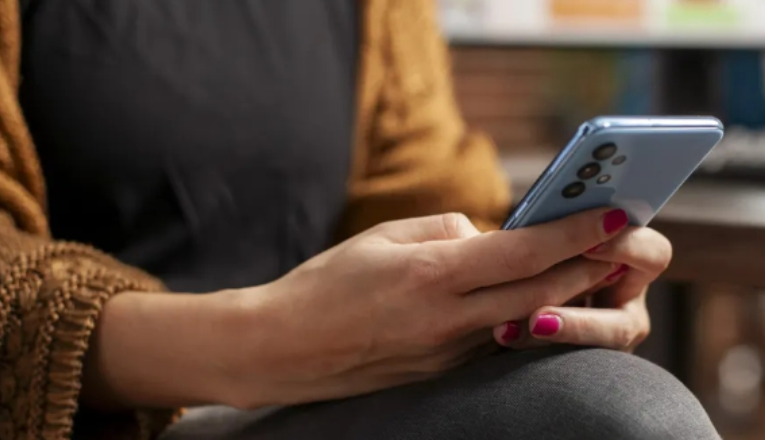 Ficar sem internet no celular pode aumentar a felicidade? Veja o que diz estudo