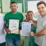 Rafael Fonteles entrega certificados de obras do OPA e títulos de terra para comunidade rural de Teresina nesta segunda (1°)