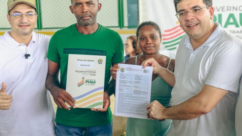 Rafael Fonteles entrega certificados de obras do OPA e títulos de terra para comunidade rural de Teresina nesta segunda (1°)