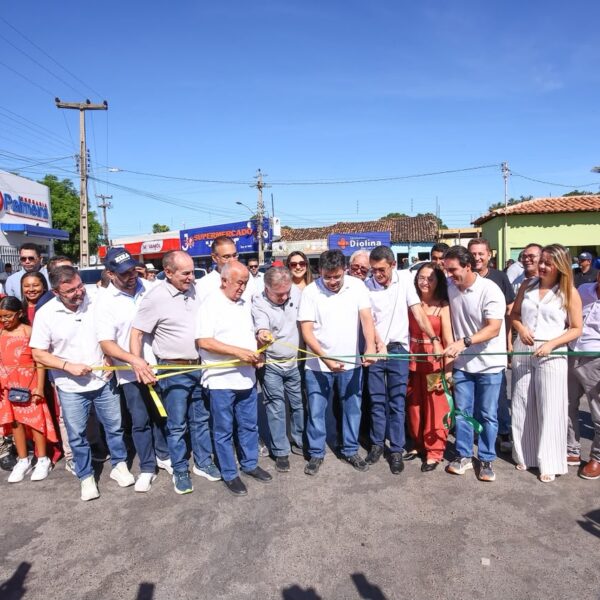 Rafael Fonteles visita obras de asfalto em 14 ruas de Santa Luz e destaca saúde e educação como prioridades no município